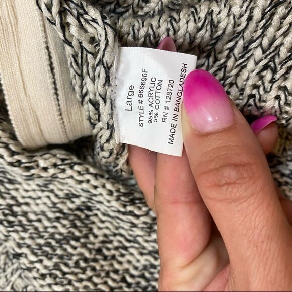 Quinn Brand Grey and White High Low long Sleeved‎ Zipper Accent Sweater Large - Picture 8 of 12